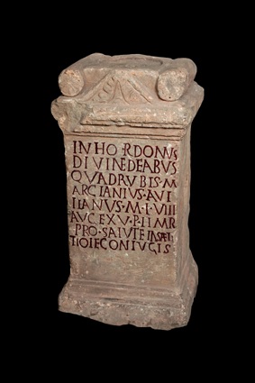 Autel votif dédié par Marcianius Avitanus aux divinités des quatre rues